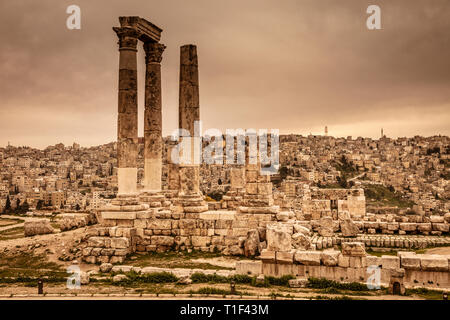 Detail der Spalten in der Zitadelle von Amman auf dem Jabal Al Qal'a, mit dem Hintergrund der alten Stadt befindet. Jordan. Stockfoto