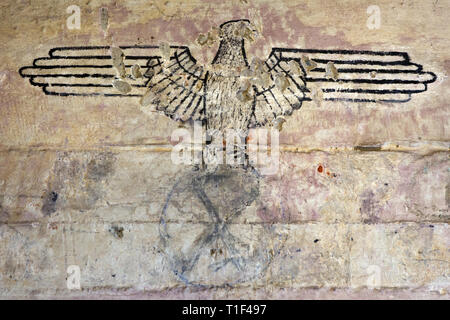 Den Haag - der Deutsche Adler logo mit gelöscht Swastika in einem Bunker, die früher Teil der atlantikwall in der Nähe vom Strand. Stockfoto