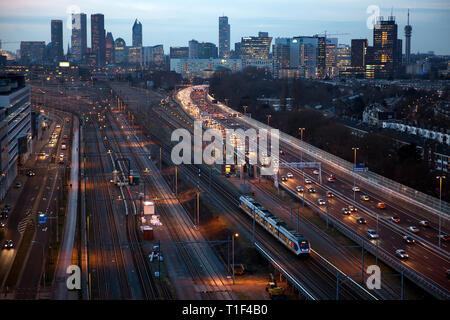 Den Haag - Rush Hour auf der Autobahn A4, die in der Mitte Stockfoto