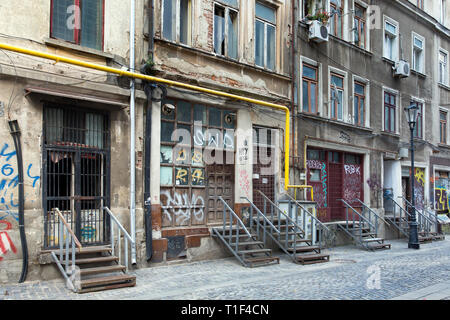 Bukarest - Grafitti verkleideten Häuser in der Altstadt. Stockfoto