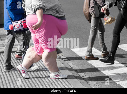 Übergewichtige junge Frau zu Fuß im Stadtzentrum. Stockfoto