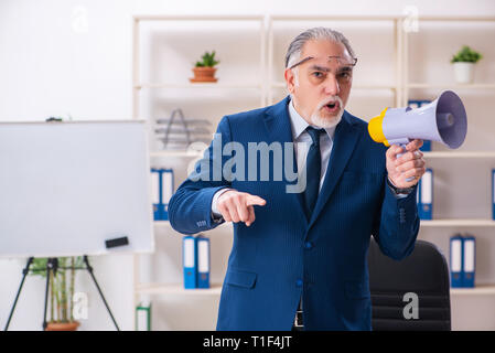 Im Alter von männlichen Mitarbeiter im Büro Stockfoto