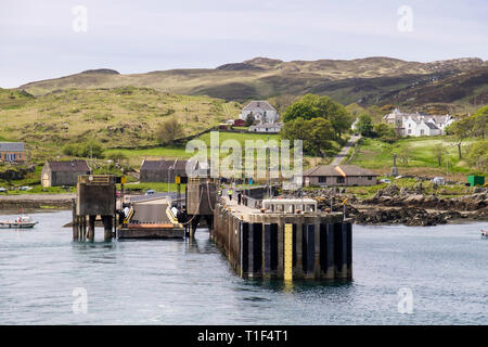 Der Pier und Ferry Terminal im Hafen von Offshore bei Scalasaig, Colonsay, Argyll & Bute, Innere Hebriden, Western Isles, Schottland, Großbritannien, Großbritannien gesehen Stockfoto