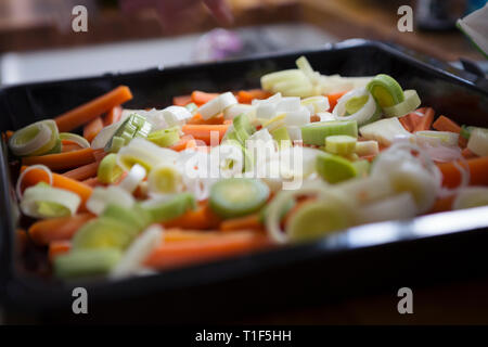 Backblech voll der rohen gehackte Gemüse fertig zu kochen Stockfoto