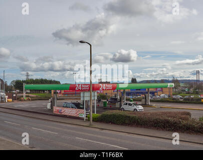 ASDA 24 Stunden Tankstelle an der Dundee Westway Retail Park, mit Menschen und Autos tanken an einem bewölkten Tag. Stockfoto