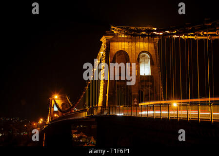 menai-Brücke, anglesey, nordwales bei Nacht Stockfoto