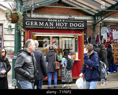 In einem langen Stall und überfüllten Covent Garden Deutsche Hot Dogs. Stockfoto