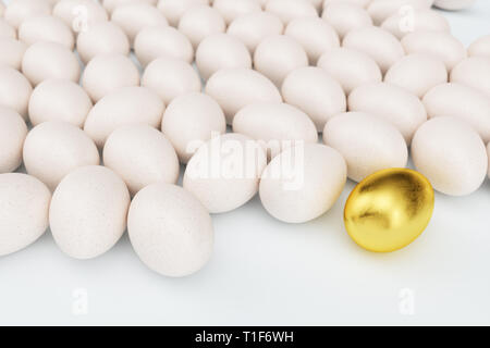 Einzelne goldene Ei um weiße Eier, Konzept Individualität, Exklusivität und Erfolg im Leben. Einzigartige goldene Ei. Goldene Ei zeichnet sich unter den anderen Stockfoto