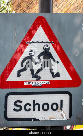 Klimawandel voran hinzugefügt School Road Sign Stockfoto