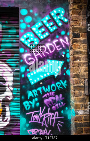 Biergarten Graffiti auf einem Pub in Camden, London Stockfoto