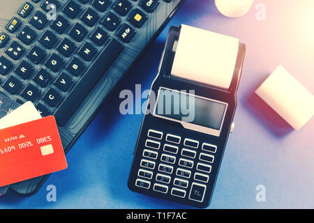 Portable Kasse und Kreditkarte auf der Tastatur. Sicheres Einkaufen online Konzept Stockfoto