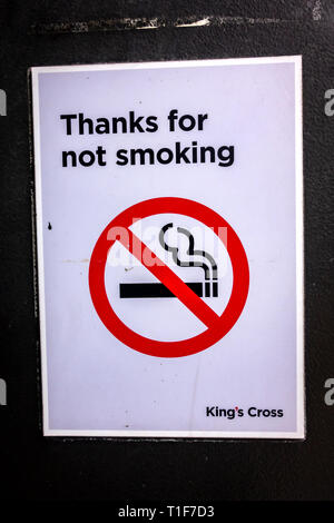 Vielen Dank für das Rauchen nicht kleinen Zeichen an der Wand montiert Stockfoto