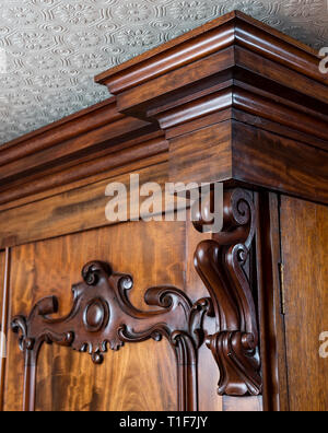 "Holztäfelung und floralen Stuckdecken in der zetter Stadthaus in London, England" Stockfoto