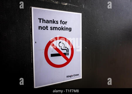 Vielen Dank für das Rauchen nicht kleinen Zeichen an der Wand montiert Stockfoto