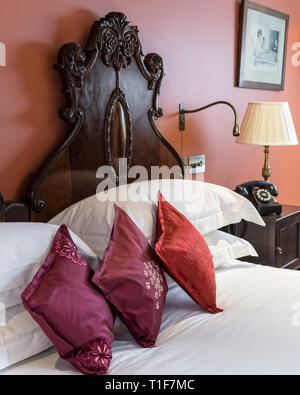 'Double-Bett im Zimmer im viktorianischen Stil der Zetter Stadthaus in London, England" Stockfoto