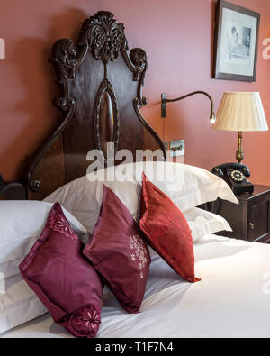 'Double-Bett im Zimmer im viktorianischen Stil der Zetter Stadthaus in London, England" Stockfoto