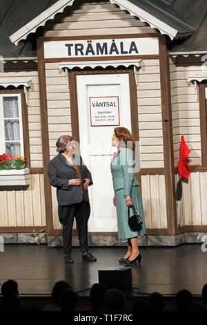 LINKÖPING 20171015 Siw Carlsson som Majorskan Hård och Mia Poppe som GABRIELLAS ich föreställningen oldat Fabian Bom "Från Friluftsteatern Vallarna, ich Konsert och Kongress. Foto Jeppe Gustafsson Stockfoto