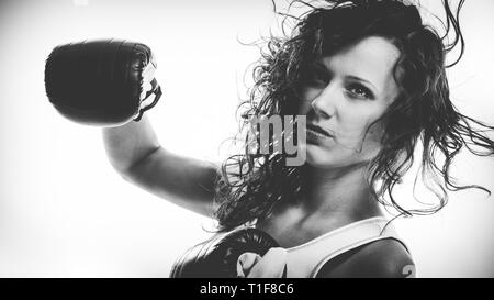 Sportsgeist, Fairplay und starken Körper. Junge Frau kämpfen Boxen mit Gegner. Sport und Fitness gesunder Lebensstil, Sport zu treiben. Schwarz & Weiß Stockfoto