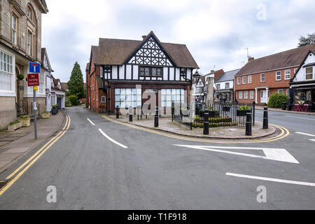 Häuser an der High Street in Henley in Arden, Warwickshire, Großbritannien. Stockfoto