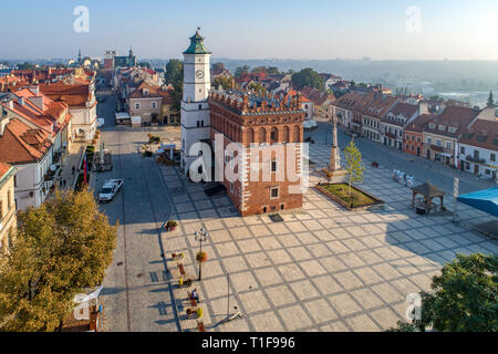 Sandomierz Altstadt, Polen. Luftaufnahme im Sonnenaufgang. Gotische Rathaus mit Glockenturm und Renaissance Dachgeschoss in der Marktplatz Stockfoto