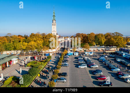 Tschenstochau, Polen - 11. Oktober 2018: Kloster Jasna Góra und Kirche auf dem Hügel. Die berühmten historischen Ort und polnische katholische Wallfahrtsort. Autos, Stockfoto