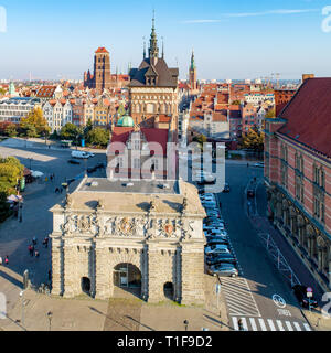 Danzig, Polen. Alte Stadt mit Renaissance Tor, genannt Brama Wyzynna, (Upland oder hohe Tor) Gefängnis Tor mit Folterkammer, St. Maria Kirche Stockfoto