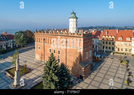 Sandomierz Altstadt, Polen. Luftaufnahme im Sonnenaufgang. Gotische Rathaus mit Glockenturm und Renaissance Dachgeschoss in der Marktplatz Stockfoto