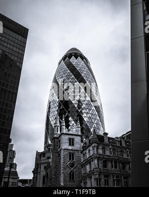 London, UK: The Gherkin, der Londoner City. Schwarz-weiß Foto.