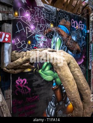 London, Großbritannien: Graffiti um Brick Lane und das Nomadische gemeinschaft Garten. Stockfoto