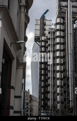 Das Segel - wie Fassade der 'Walkie-Talkie-talkei' Gebäude fluten hinter der Stahlkonstruktion des Lloyds Building (20 Fenchurch Street). Stockfoto