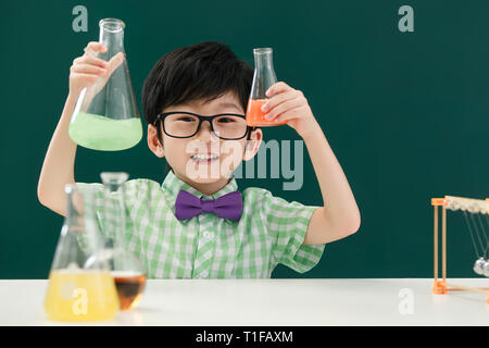 Schülerinnen und Schüler im Chemieunterricht Stockfoto