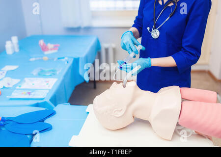 Intubation der Luftröhre dummy. Konzept der lebensrettenden Coaching durch künstliche Belüftung. durch Einfügen eines Endotrachealtubus Stockfoto