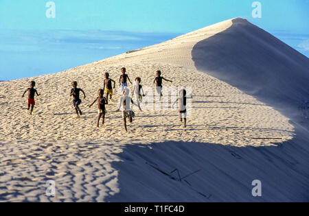 Soalara, Madagaskar-Am 31. Januar 2002: Dune mit Jungen bei Soalara auf Madagaskar Stockfoto