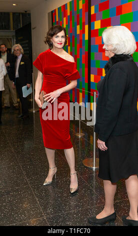 New York, Vereinigte Staaten. 25 Mär, 2019. Elizabeth McGovern tragen Kleid von Christopher Kane besucht New York Premiere des Chaperon von PBS und Meisterwerk Filme bewirtet an Museum für Moderne Kunst Credit: Lev Radin/Pacific Press/Alamy leben Nachrichten Stockfoto