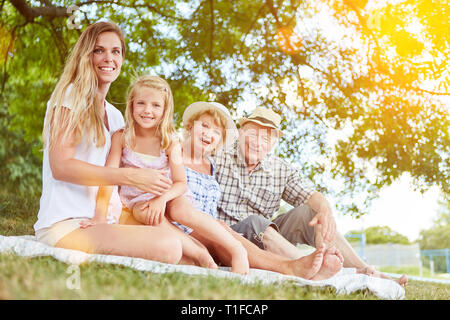 Erweiterte Familie mit Großeltern und Kind Picknick im Sommer Stockfoto