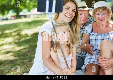 Erweiterte Familie mit Mutter und Tochter und Großeltern unter selfie Fotos Stockfoto