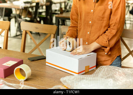 Start Small Business Frau Eigentümer Verpackung Karton am Arbeitsplatz. Stockfoto