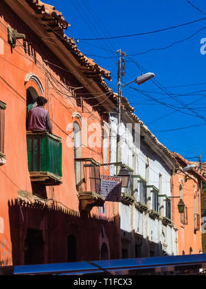 Potosi, Bolivien - kolonialen Straßen mit dem Hintergrund der Cerro Rico mountain Stockfoto