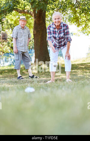 Senioren paar Boule spielen oder Boccia spielen im Garten, im Urlaub oder im Seniorenheim Stockfoto