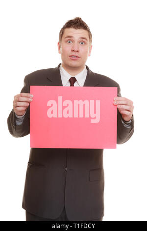 Nerdy business Mann oder goofy Student guy Holding unterzeichnen Rot leere Kopie Platz für Text. Lustige Gesichtsausdruck. auf weißem Hintergrund Stockfoto