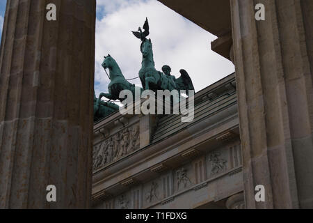 Blick auf die Skulptur auf dem Brandenburger Tor in Berlin Deutschland Stockfoto