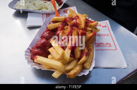 Curry Wurst mit Pommes einer beliebten Straße fod in Berlin Deutschland Stockfoto