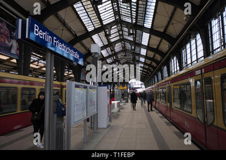 Im Bahnhof Friedrichstraße in Berlin Deutschland Stockfoto