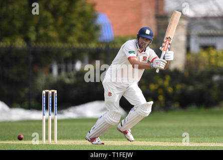 Essex' Sir Alastair Koch in Aktion während der Tag eines der ersten Klasse Spiel bei Fenner, Cambridge. Stockfoto