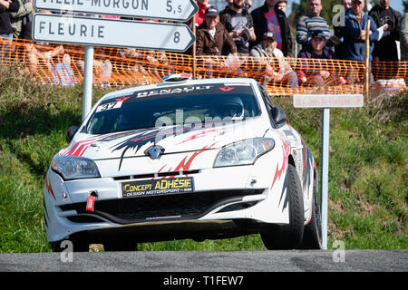 30. Ausgabe der Rallye des Vignes in Régnié-Durette im Beaujolais. Sport Auto. Stockfoto