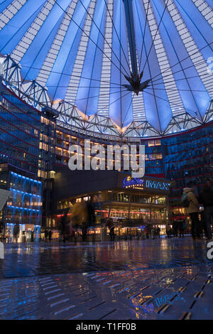 Innenraum der Shopping Center am Potsdamer Platz in der Nacht in Berlin Deutschland Stockfoto