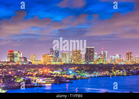 Fort Lauderdale, Florida, USA die Skyline und den Fluss in der Dämmerung. Stockfoto