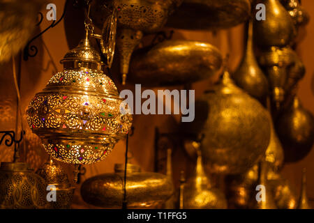 Traditionelle marokkanische Lampen auf ein Erbe und kulturelle Anzeige in Abu Dhabi. Stockfoto