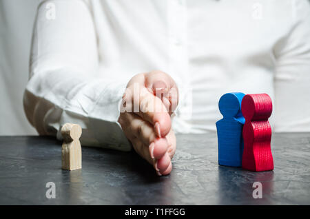 Hand trennt Eltern und Kind. Entziehung der elterlichen Rechte der Eltern. Legislative oder Korruption Hindernisse für die Adoption eines Kindes. Counterin Stockfoto