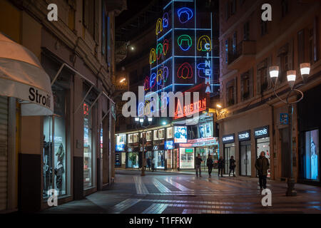 Fassade Ansicht bei Nacht von Ariston Theater in Sanremo Stockfoto